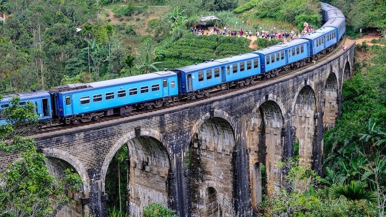 Puente-Nueve-Arcos-con-Tren-Azul-Ella-See-Dubai-Tours Puente Nueve Arcos con Tren Azul Ella
