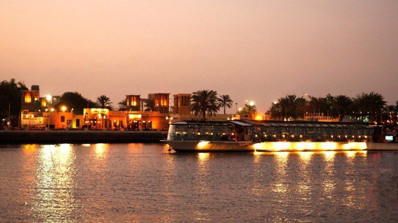 Bateaux Dubai crucero con cena lujoBateaux Dubai crucero con cena lujo