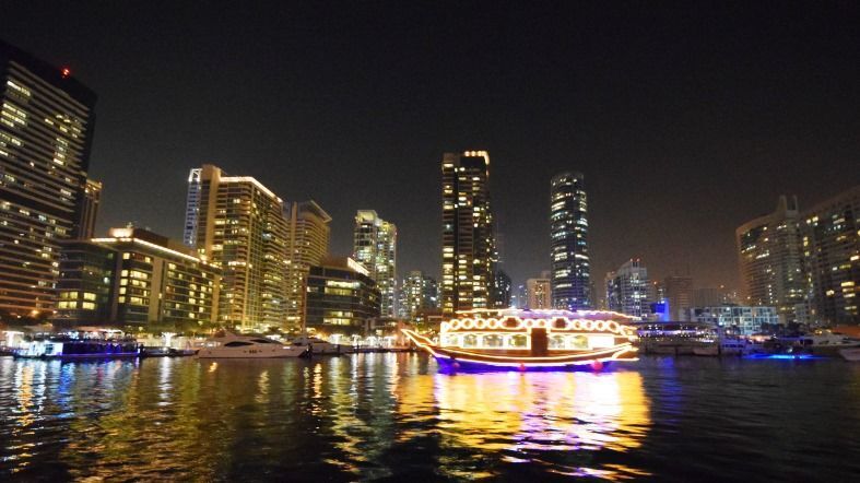 Dhow Arabe Madera - See Dubai Tours Crucero Dubai Marina - Dhow Arabe - See Dubai Tours