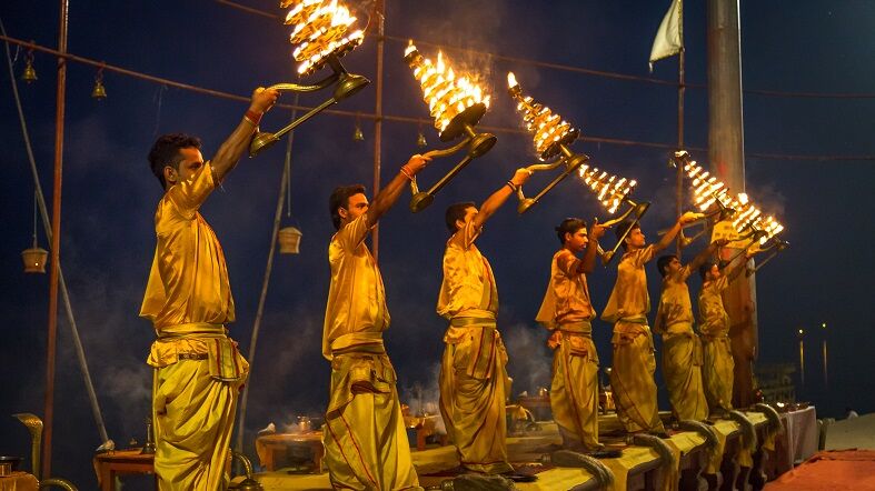 Ganga-Aarti-Varanasi-Colores-de-la-India-See-Dubai-Tours- Circuitos turísticos en India - Excursiones en español en India Ganga Aarti Varanasi Colores de la India - Circuitos turísticos en India - Excursiones en español en India
